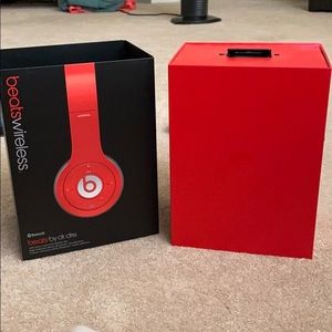 RED BEATS SOLO WITH ORIGINAL BOX